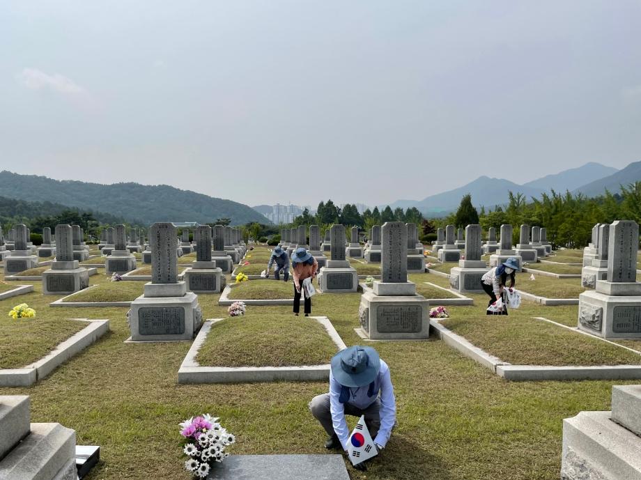 UST, 국립대전현충원 묘역 태극기 꽂기 봉사활동 실시 이미지